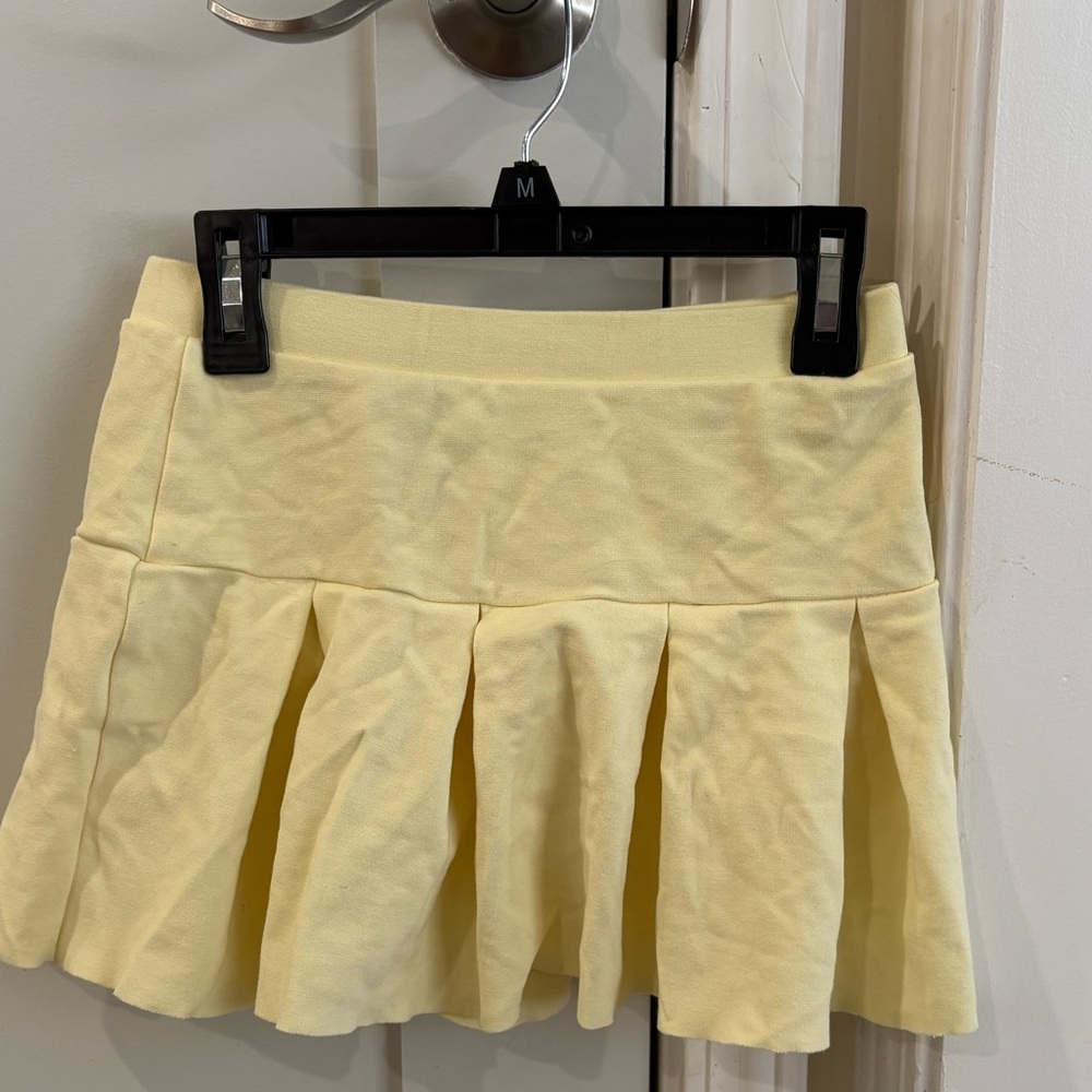 Art class yellow pleated skirt, size 7/8